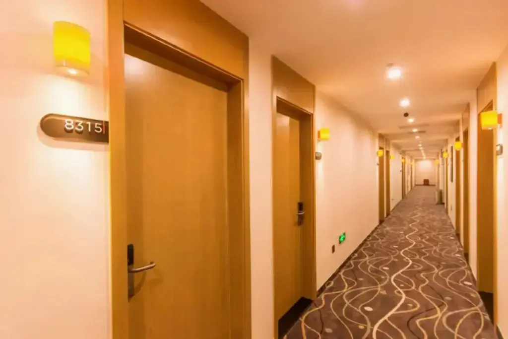 Пекин: 7Days Inn Chain Hotel (Beijing Guomao Sihui East Subway Station)