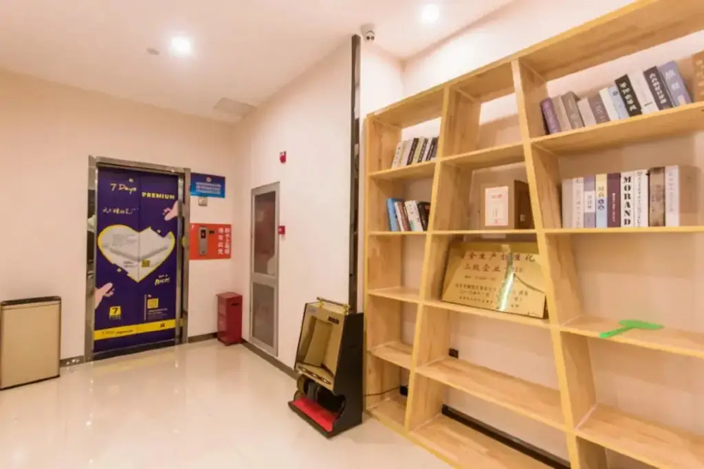 Пекин: 7Days Inn Chain Hotel (Beijing Guomao Sihui East Subway Station)