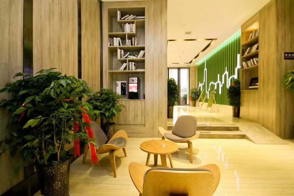 Runjia Qinshang Hotel (Xi'an Air Force Engineering University Changlepo Metro Station) — фото 1