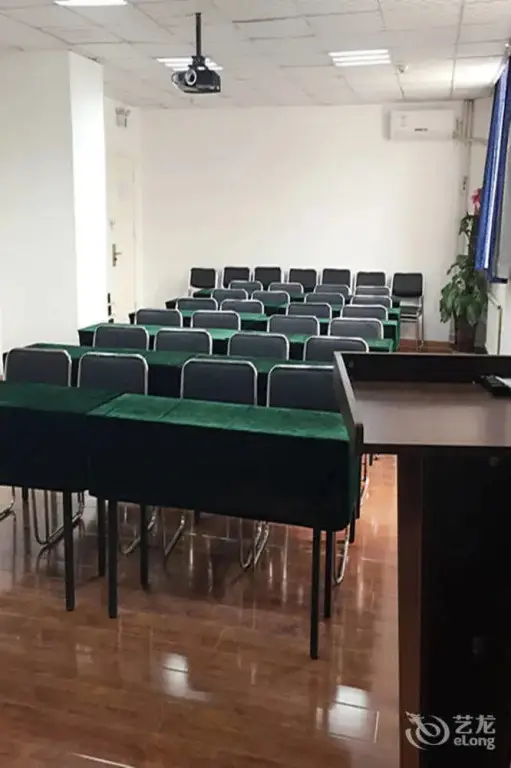 Шицзячжуан: Home Inn Shijiazhuang West Heping Road Baiqiuen Hospital