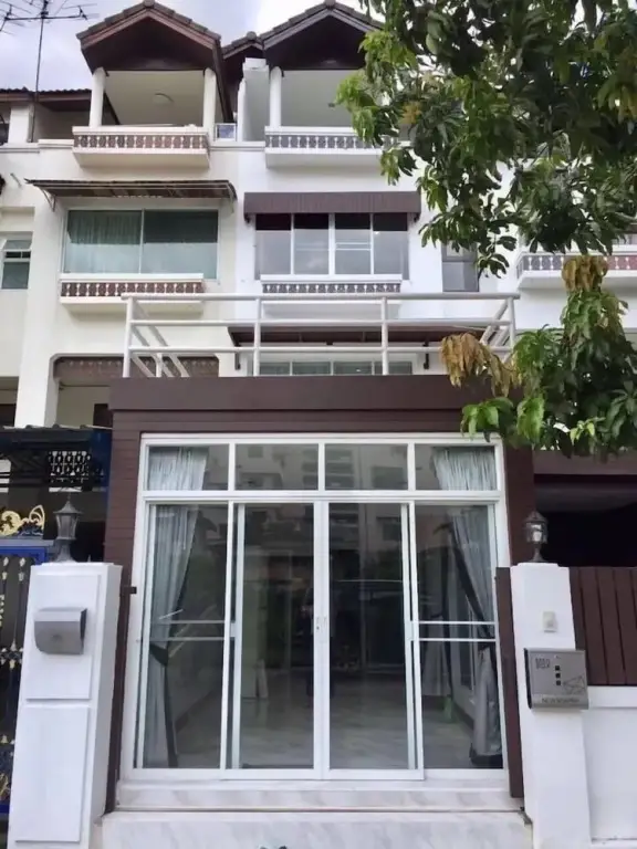 Паккрет: 4-Bedroom Luxury Apartment on Changwattana Road