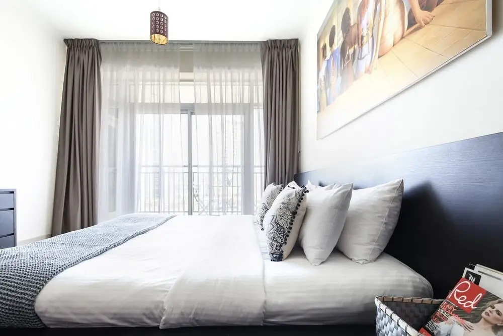 Bright and Spacious 1BR in Downtown Dubai — фото 1