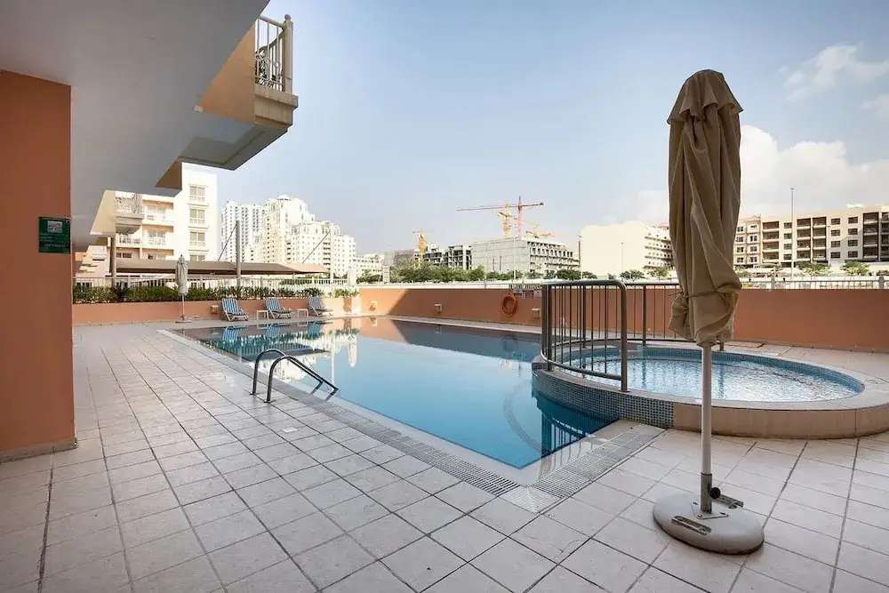 Дубай: Bright & Spacious 1BR in JVC - Sleeps 3!