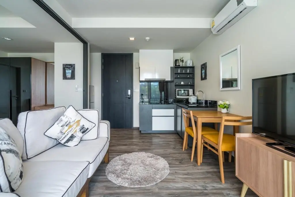 Кату: D189 - Convenient apartment in The Deck condo, pool, gym and laundry room., Patong, Phuket, Thailand