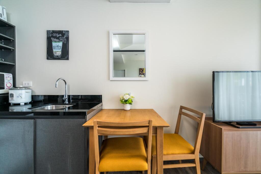 Кату: D189 - Convenient apartment in The Deck condo, pool, gym and laundry room., Patong, Phuket, Thailand