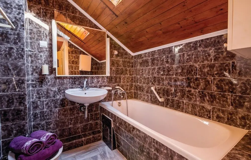 Игало: Beautiful Home in Njivice With Wifi and 2 Bedrooms