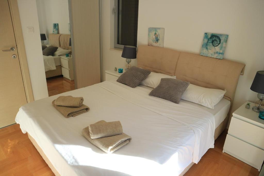 Стрп: Lavender Bay Apartments D3 or D5