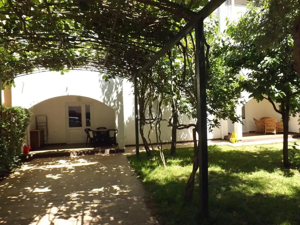 Будва: Three Bedroom Apartment With Garden