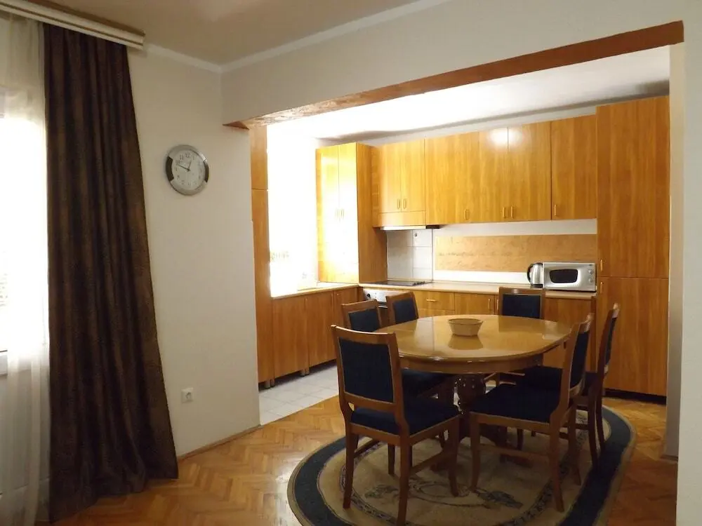 Будва: Three Bedroom Apartment With Garden