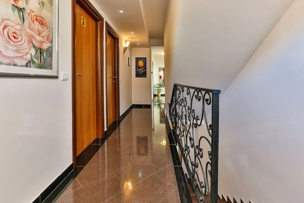 Будва: Apartmani Luka - Vila Brzulović