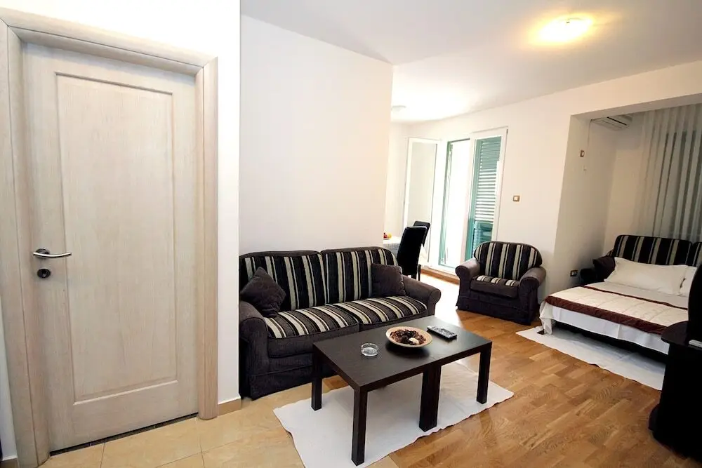 Петровац: Apartments Mirista