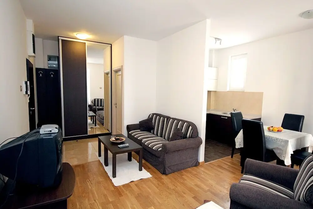 Петровац: Apartments Mirista