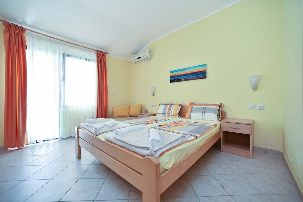 Петровац: Apartments Calenic