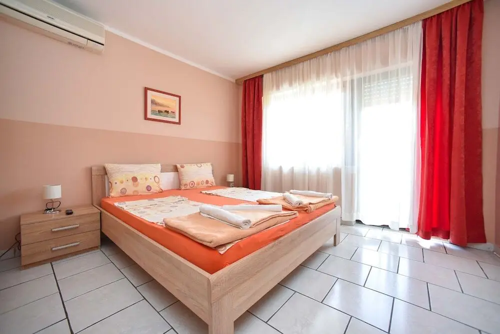Петровац: Apartments Calenic