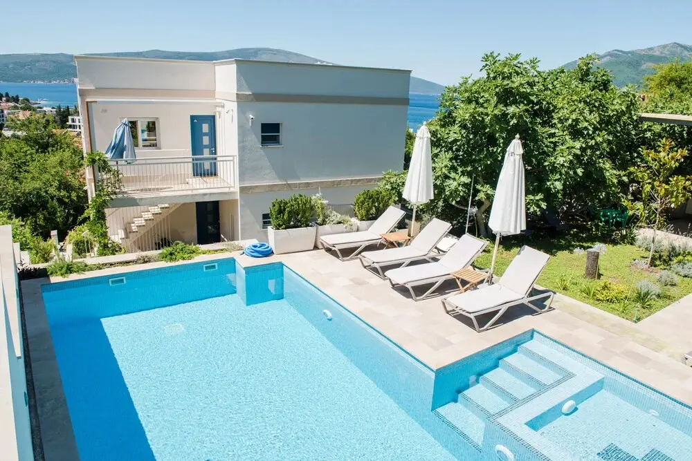 Тиват: 1-bed Large Apartment in Tivat Swiming Pool