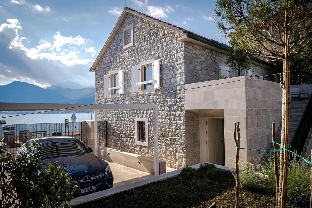 Villa Lastva is a Five Star Seafront Luxury Villa With Privite Pool — фото 1