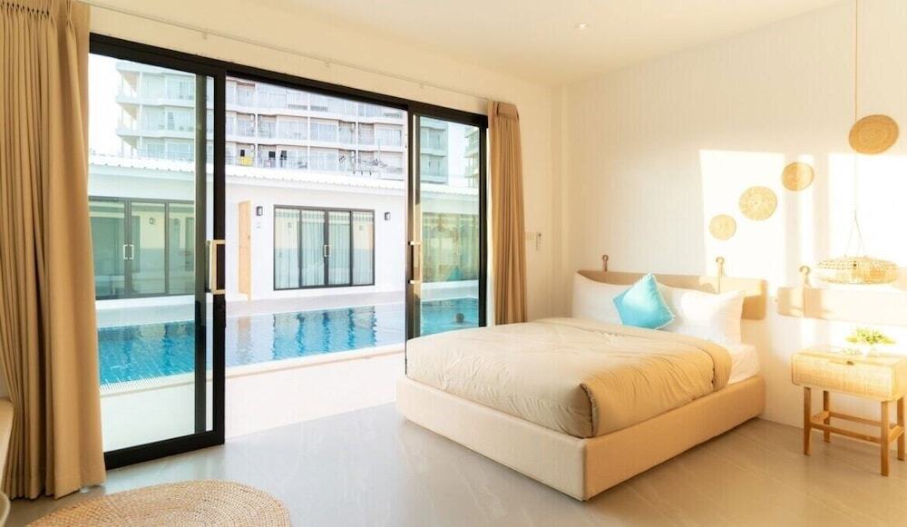 Клаенг: Cruises the Pool Access