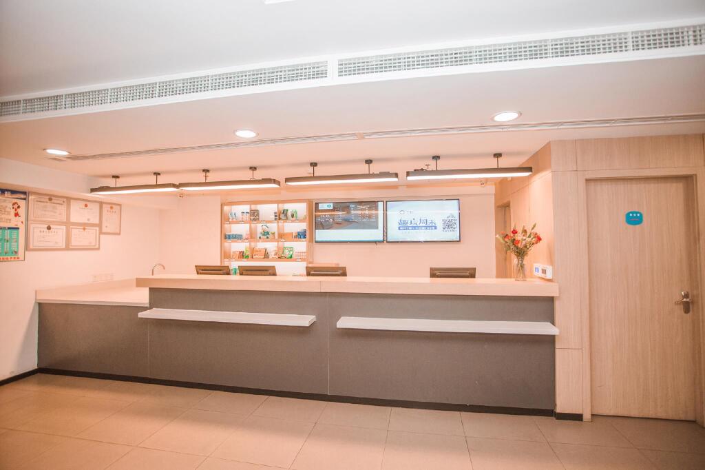 Лешан: Hanting Hotel Leshan Jiading Zhong Road Food Street