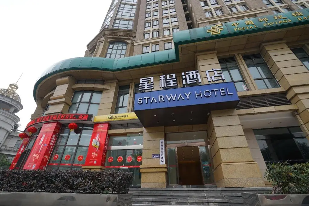Starway Hotel Yibin Laiyin — фото 1