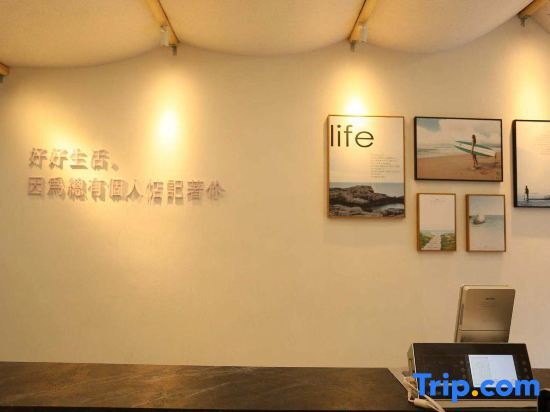 Пекин: Magnolia Hotel  (Beijing Tiananmen Square front door)