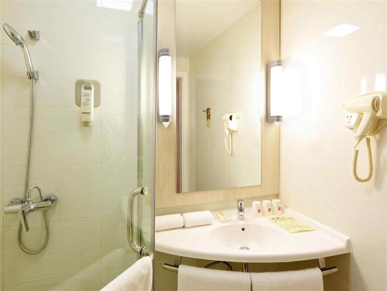 Цзинань: ibis Jinan Jingwu RD