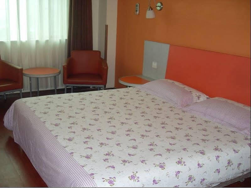 Шанхай: Motel 168 Shanghai Jinshan Shihua Inn