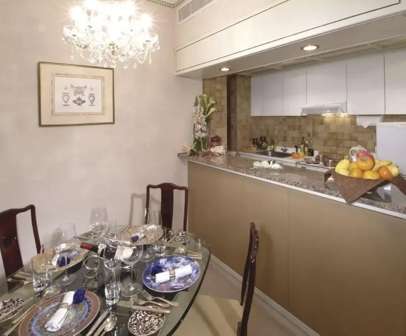 Гонконг: Parkview Suites