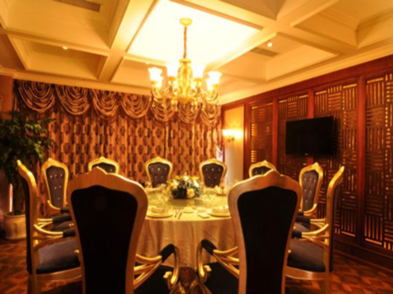 Чэнду: Chengdu French Theme Gold Palace