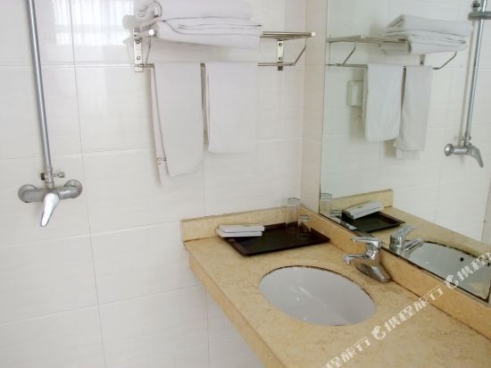 Циндао: Huasha Business Hotel