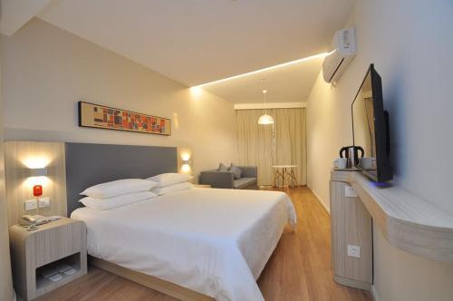 Нанкин: Elan Hotel Nanjing North Daqiao Road Red Sun Plaza