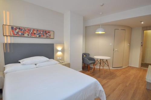 Нанкин: Elan Hotel Nanjing North Daqiao Road Red Sun Plaza