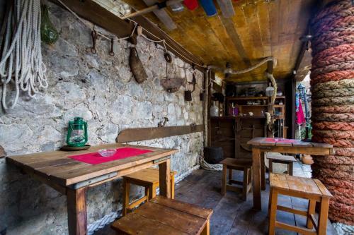 Доброта: Stranger Tides Hostel