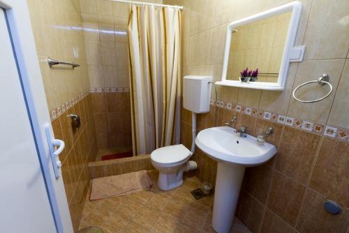 Доброта: Stranger Tides Hostel