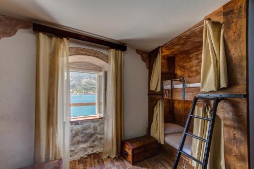 Доброта: Stranger Tides Hostel