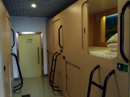 Шэньчжэнь: The Olive Tree Capsule Hostel