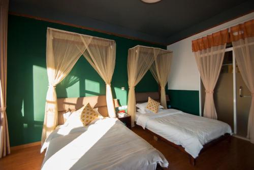 Дали: Dali Shuanglang Spring Blossoms Inn