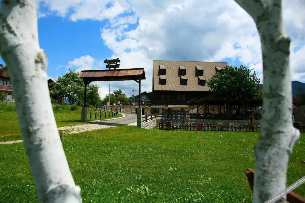 Плав: Camp Hotel Lake Views