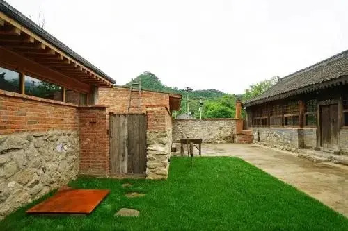Пекин: CMYK Stoneyard at Mutianyu