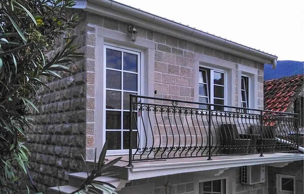 Пераст: Awesome Home in Perast with Hot Tub, WiFi & 0 Bedrooms