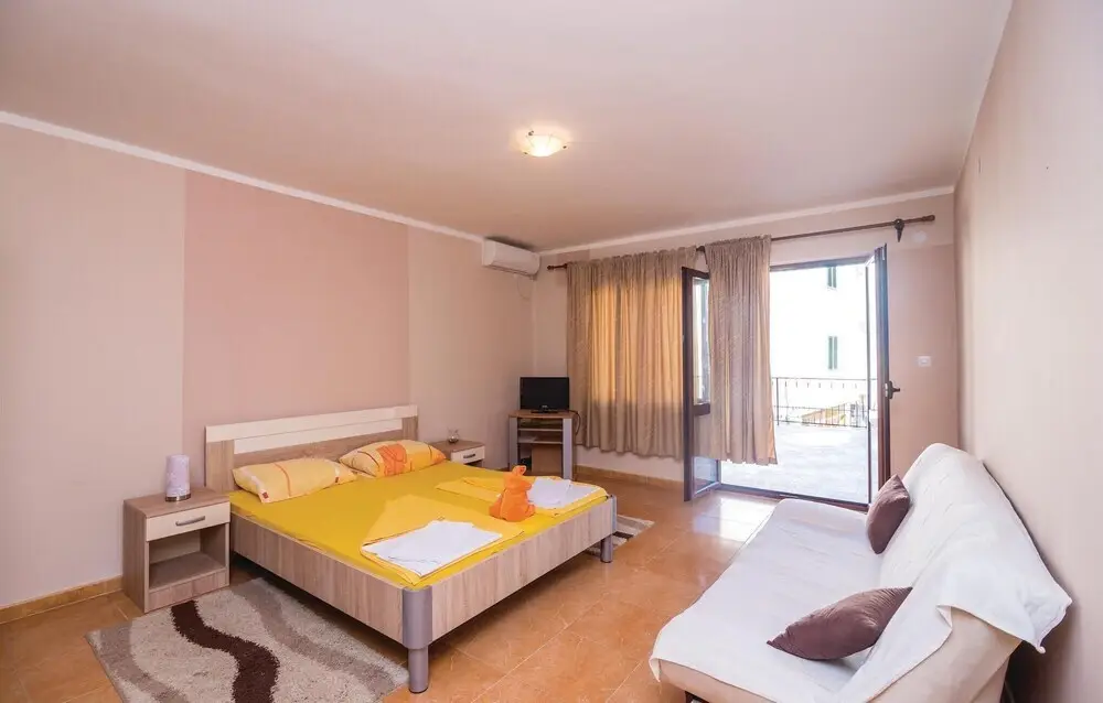 Доброта: Awesome Home in Markov Rt With Wifi and 1 Bedrooms