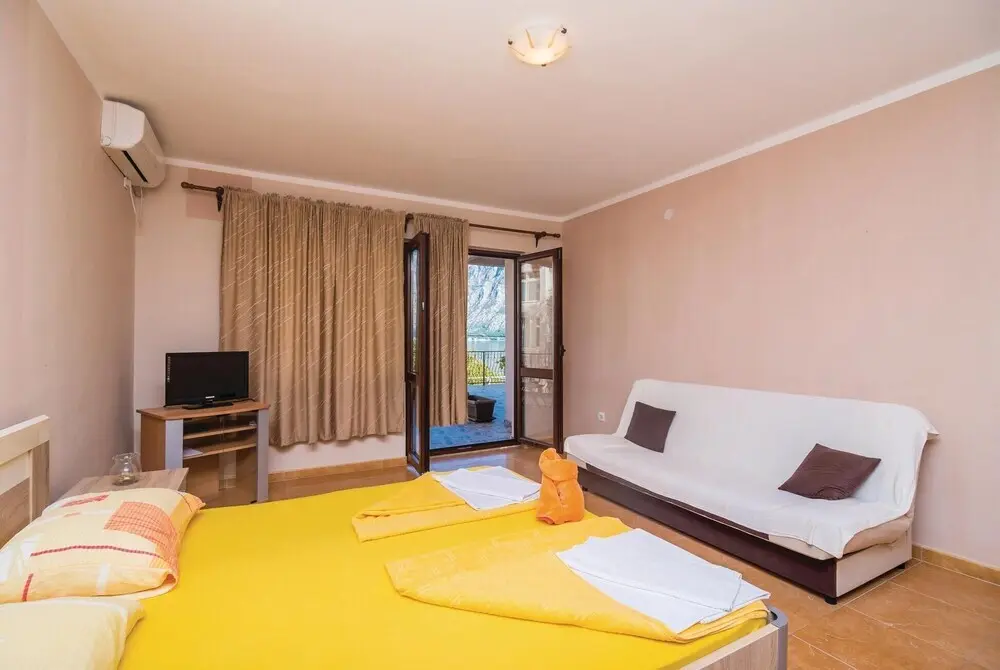 Доброта: Awesome Home in Markov Rt With Wifi and 1 Bedrooms