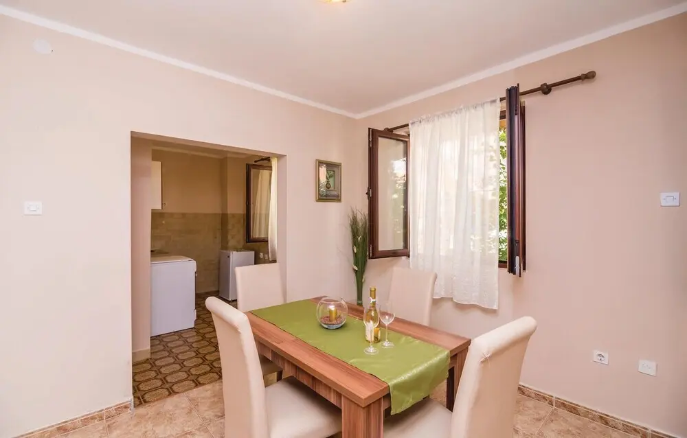 Доброта: Awesome Home in Markov Rt With Wifi and 1 Bedrooms