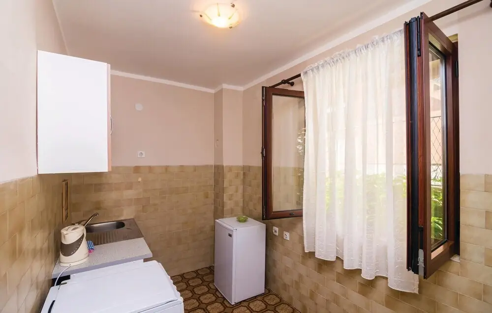 Доброта: Awesome Home in Markov Rt With Wifi and 1 Bedrooms