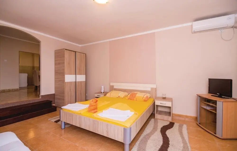 Доброта: Awesome Home in Markov Rt With Wifi and 1 Bedrooms