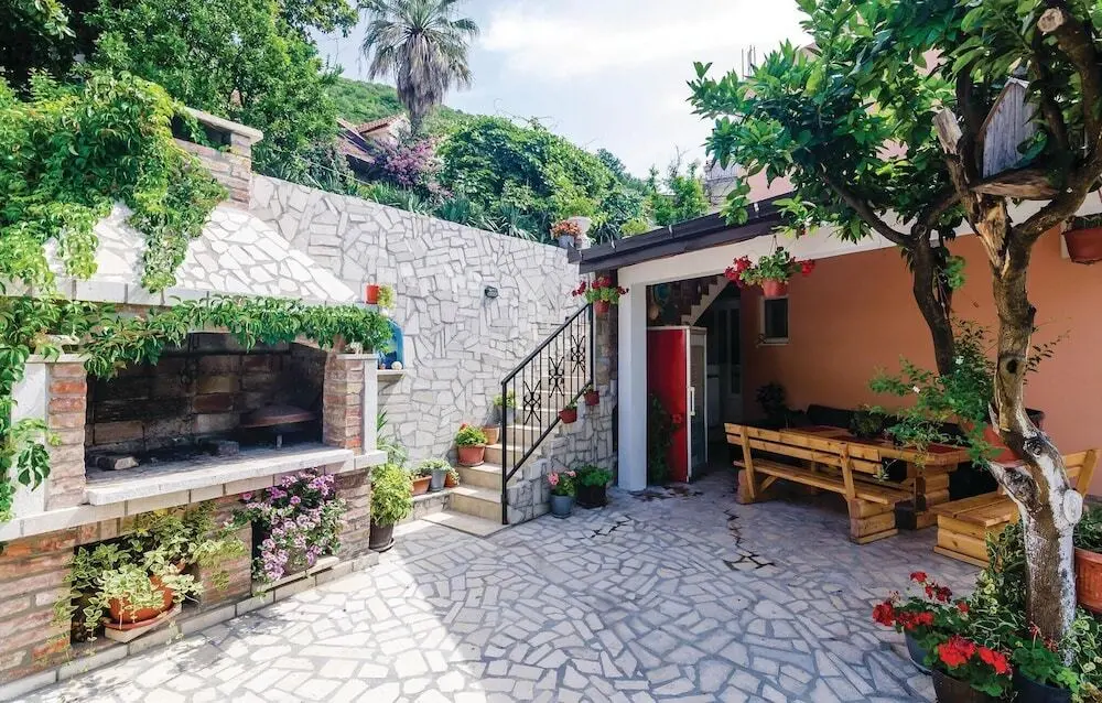 Баошичи: Stunning Home in Herceg Novi With 1 Bedrooms and Wifi