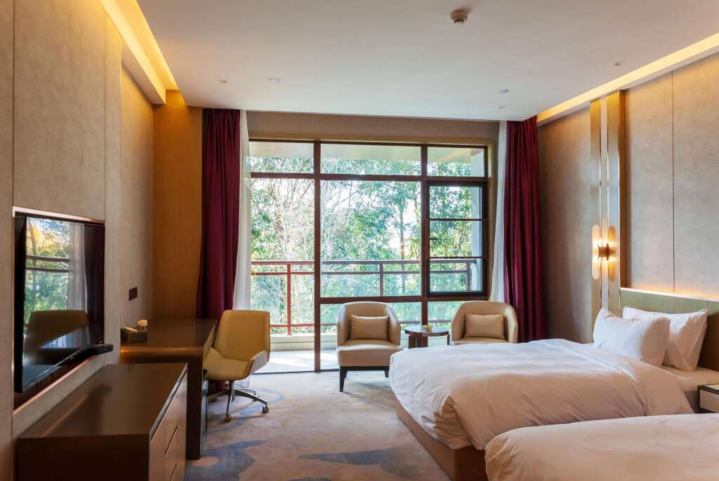 Howard Johnson by Wyndham LakeView Hotel Kunming — фото 1