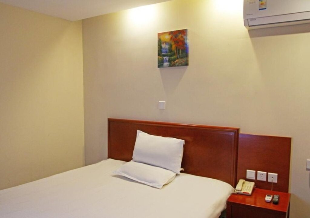 Шанхай: GreenTree Inn Express Shanghai Xuhui District Xujiahui Yishan Road Metro Station