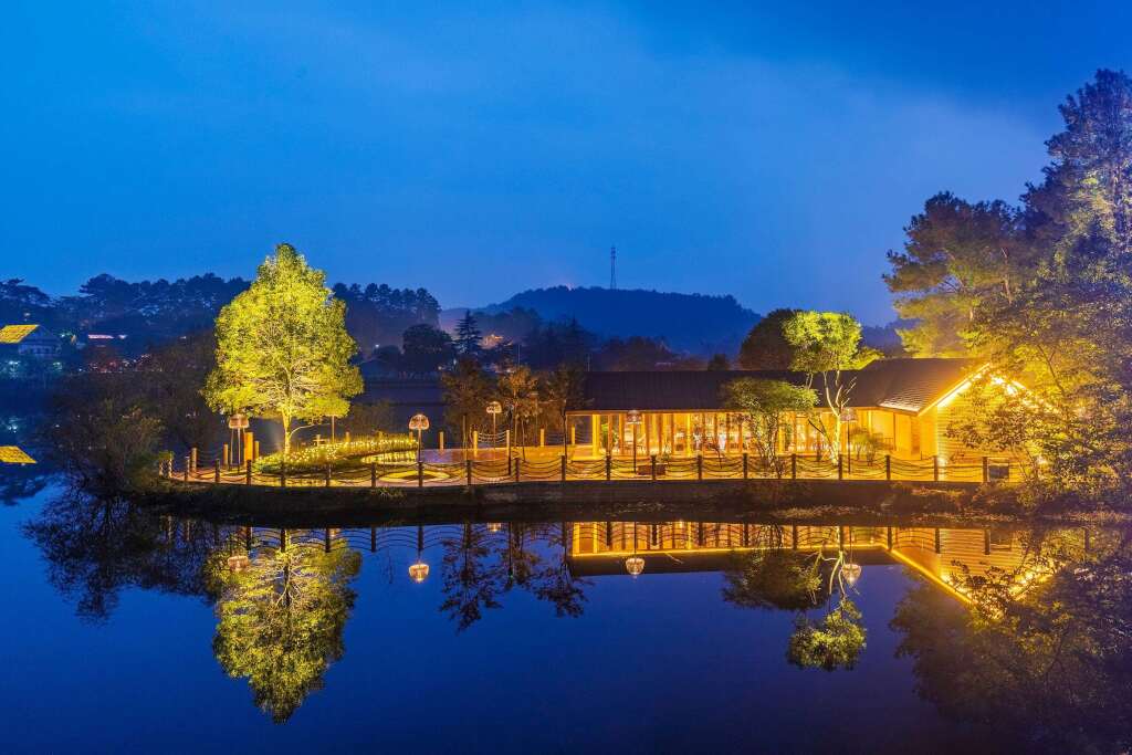 Мэйшань: Howard Johnson By Wyndham Lake Serenity Hotel Neijiang