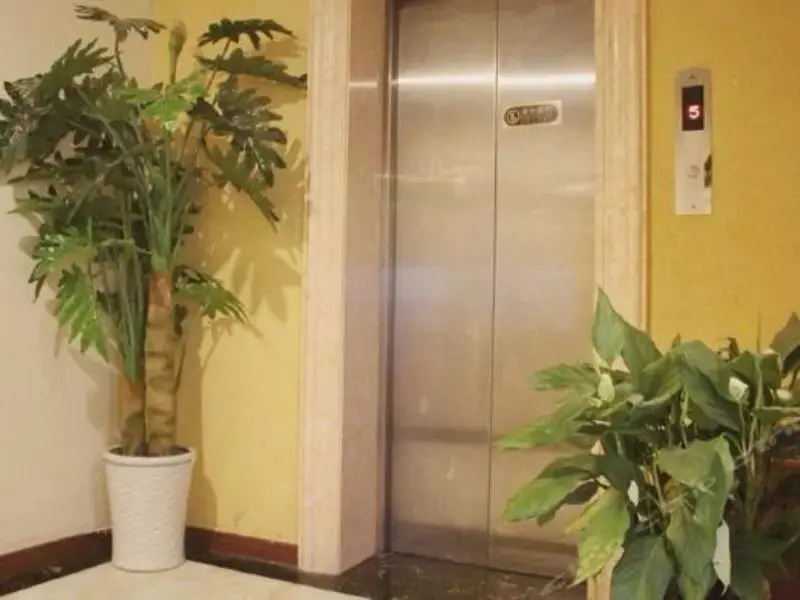 Шанхай: GreenTree Inn Shanghai Xujiahui Meiluo City 80,000 People Stadium Subway station Shell Hotel