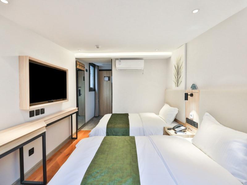 Пекин: GreenTree Inn Beijing Dongcheng District Beixinqiao Subway Station Guijie Street  Express Hotel